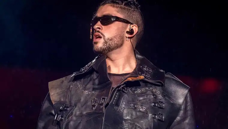 Bad Bunny tropieza y cae mientras canta en un show de Estados Unidos