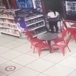 Video: Sujeto ingresa a negocio y ataca a balazos a una persona en Chiquimula