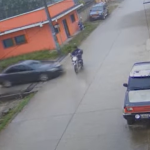 Video: repartidor de gas en motocicleta es arrollado y sale expulsado varios metros