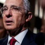 Álvaro Uribe: el expresidente de Colombia deberá ir a juicio acusado de soborno a testigos