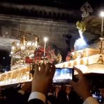 Imágenes: captan el complicado momento en que la enorme anda del Cristo Yacente pasa bajo el Puente de la Penitenciaría