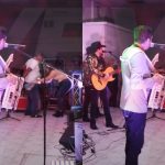 Impactante: mujer es apuñalada en pleno concierto tras recibir una rosa y el ataque queda grabado en video