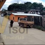 Video: sicarios atentan contra piloto de un camión y segundos después la víctima desciende ilesa del vehículo