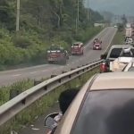Pilotos autobuses ponen en riesgo a pasajeros y conductores al manejar contra la vía