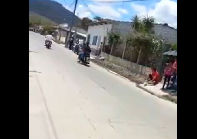 “Se mataron”: Graban cuando carrera clandestina de motocicletas termina en accidente en Jalapa
