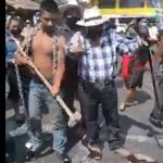 Video: Pobladores capturan a supuestos delincuentes y luego de castigo comunitario los obligan a destruir arma