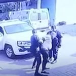 Video: reo esposado le saca el arma a un policía que lo custodia y le dispara a quemarropa