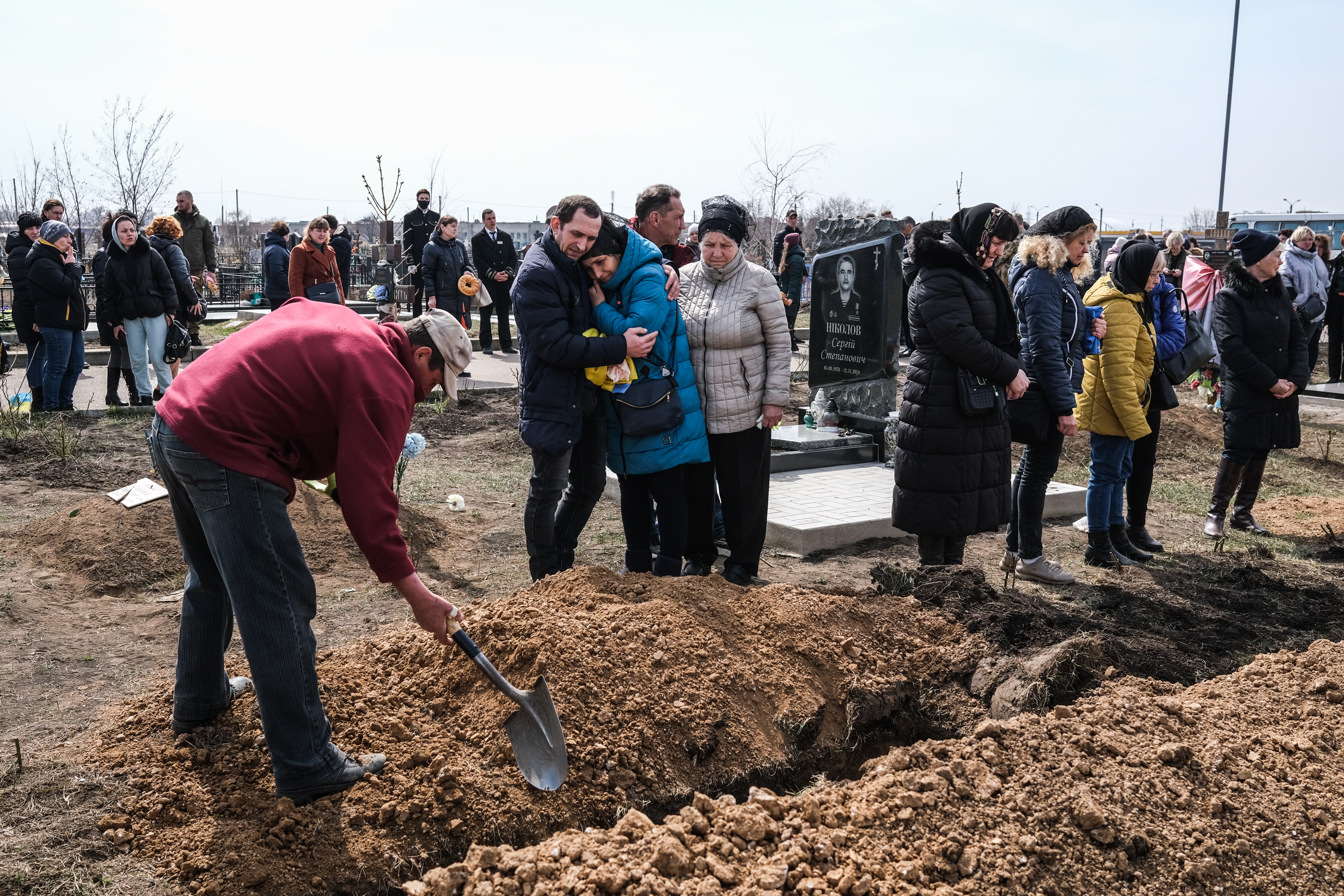 Localizan 57 cuerpos en una fosa común en Ucrania y autoridades acusan a Rusia de cometer un “genocidio”