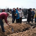 Localizan 57 cuerpos en una fosa común en Ucrania y autoridades acusan a Rusia de cometer un “genocidio”