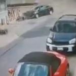 Así captó una cámara la fuerte colisión entre un automóvil y un motorista