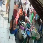 Graban el momento en que mujer es víctima de un robo en un mercado de Escuintla