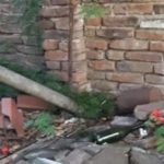 Hallan a hombre sin vida en una cama y los supuestos restos de su madre en una tumba improvisada en el jardín