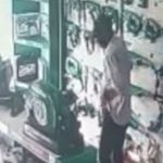 Video: Sujeto ingresó a un negocio y escondió en su ropa la mercadería que robó