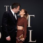 Jennifer López muestra su anillo y anuncia su compromiso con Ben Affleck