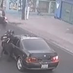 Graban la reacción violenta de motoristas que fueron colisionados por automóvil en Boca del Monte