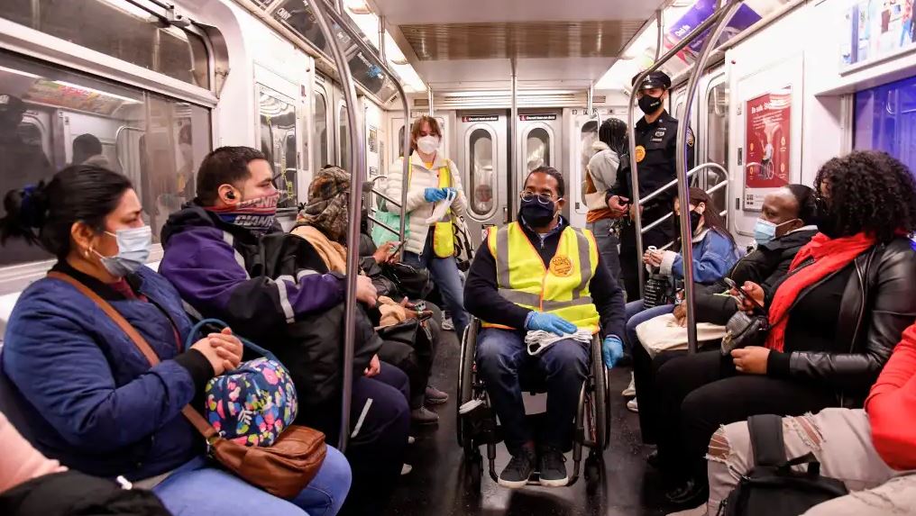 Jueza invalida orden de usar mascarillas en el transporte público de EE. UU., incluido el aéreo