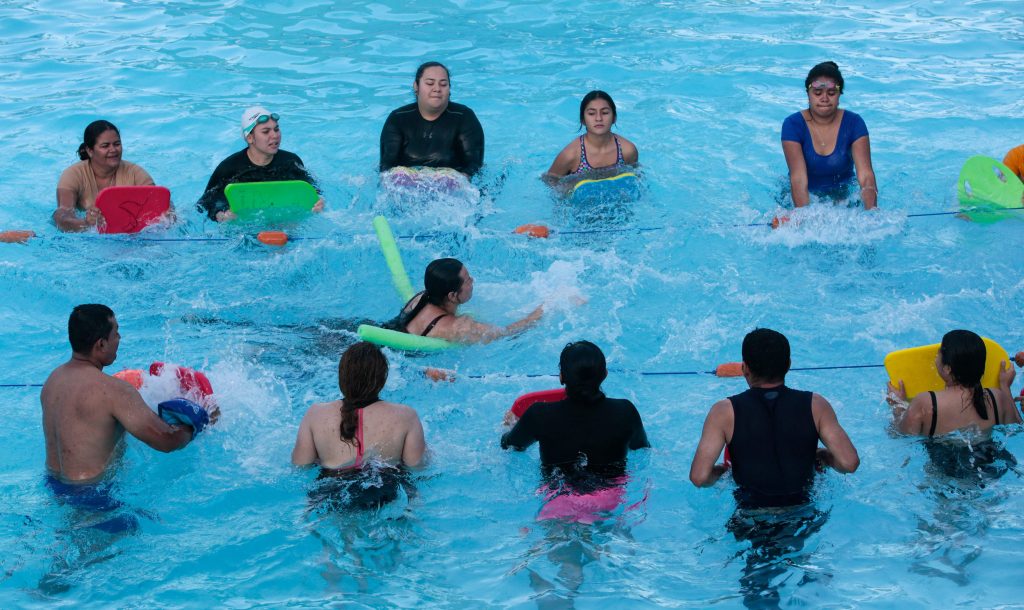 Nicaragüenses aprenden a nadar para vencer el Río Bravo y llegar a EE. UU.