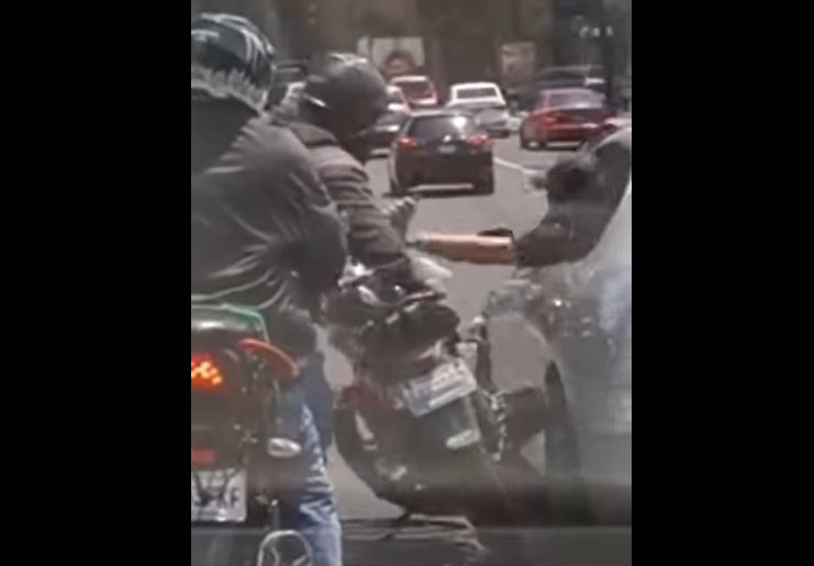 PELEA EN EL TRÁNSITO