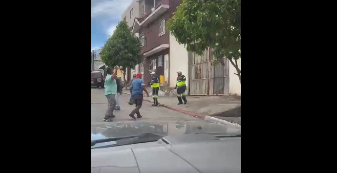 Cámara capta el momento en que un grupo de hombres machete en mano intentan agredir a agentes de la PMT