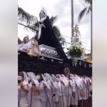 Cámara capta el tenso momento que devotas cargadoras evitan que el anda se caiga