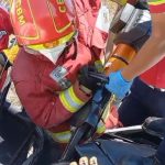 Así fue el momento en que bomberos rescataron a un conductor que chocó contra un poste