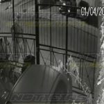 Graban cuando tres sujetos roban desde la calle una bicicleta que estaba en el patio de una vivienda