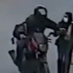 Video: el momento en que una mujer es víctima de robo por un motorista