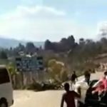 Graban el momento en que hombre se lanza de picop y es arrollado por motorista