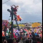 Cámara capta el momento en que “tamborilero” se cae de la cruz durante representación de la Crucifixión de Jesús en Samayac