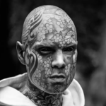 El caso del maestro que no le permiten dar clases a sus alumnos por tener tatuado todo su cuerpo