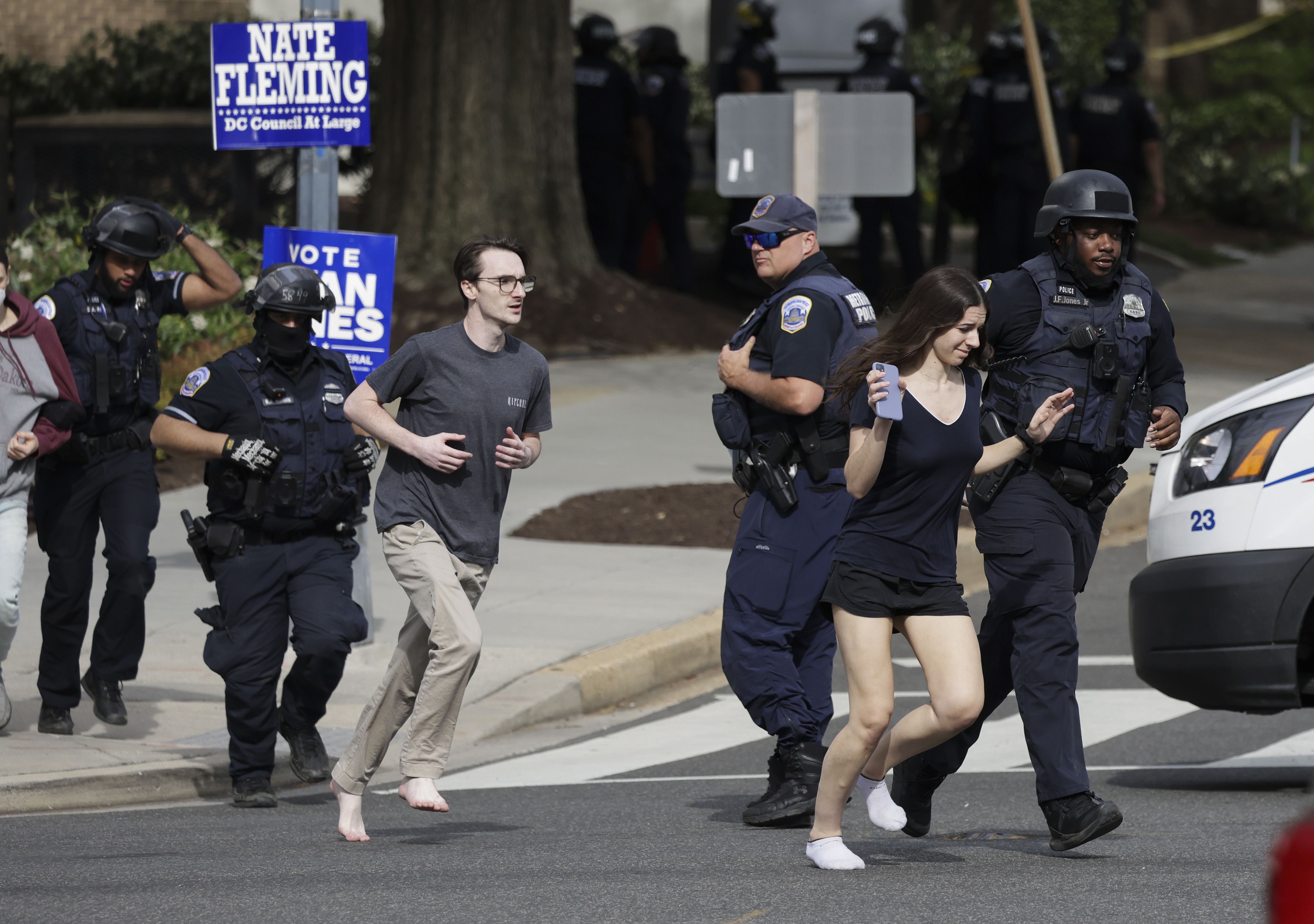 Fotografía de civiles huyendo del tiroteo en Washington
