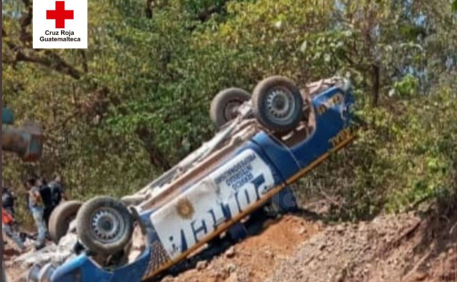 Accidente de autopatrulla deja al menos 10 agentes heridos, dos de ellos de gravedad
