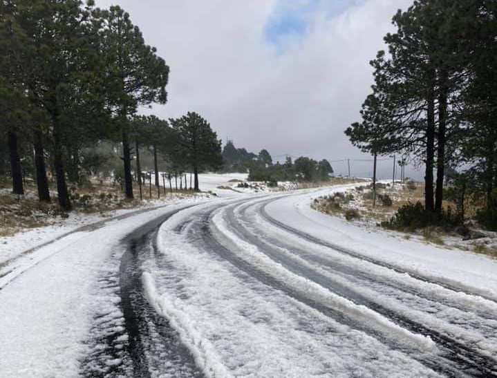 Granizo cubre de blanco montañas marquenses