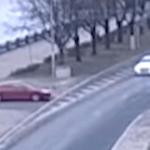 Video: el auto sin piloto que atravesó de retroceso una transitada carretera y terminó hundiéndose en un río
