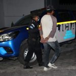 Lo escondían en un autohotel: GPS ubica camión robado y las autoridades detienen al hombre que lo ocultaba en ese negocio