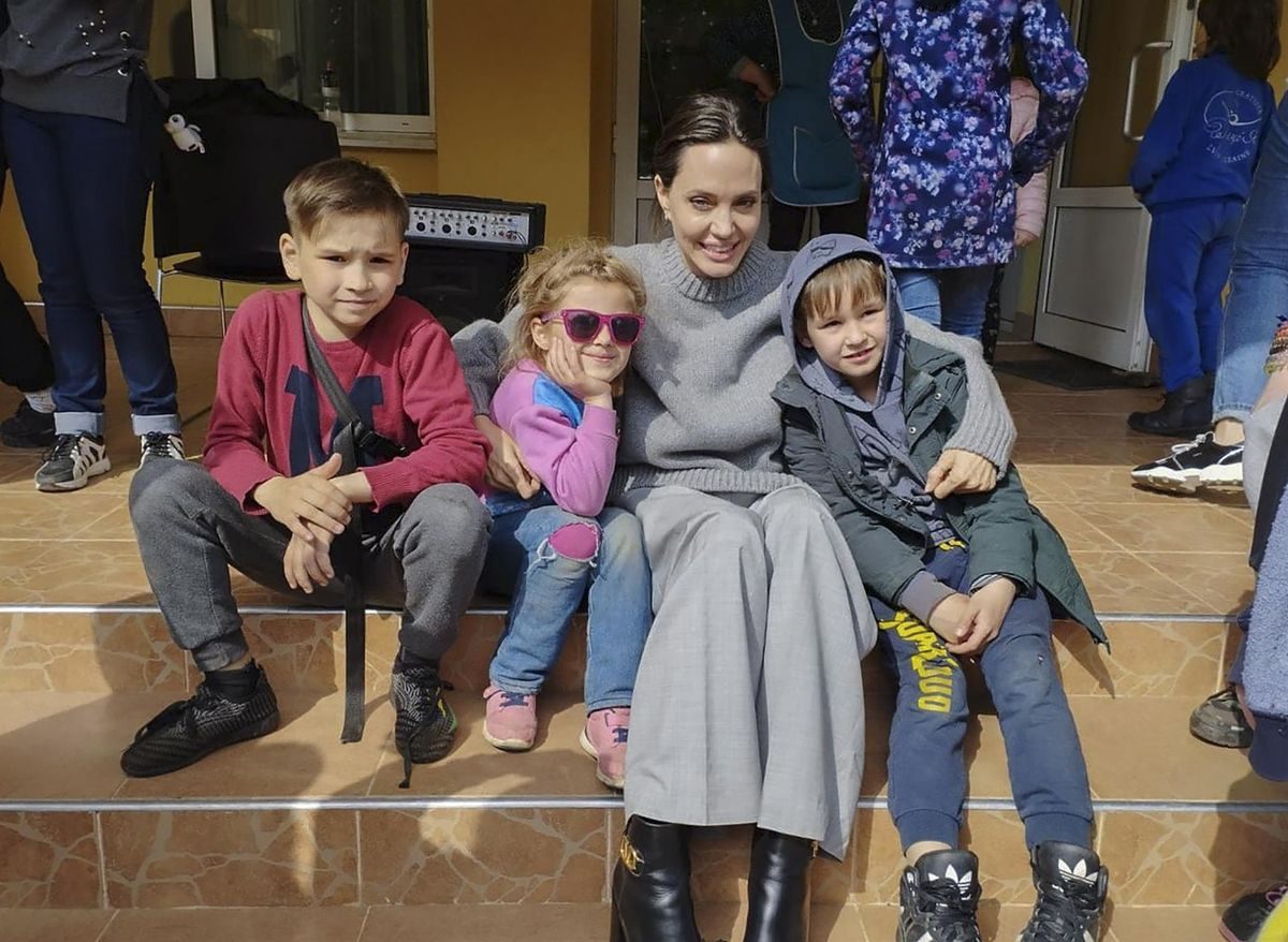 Angelina Jolie viaja a Ucrania para visitar a niños heridos y voluntarios