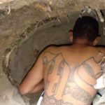 Pandillas en El Salvador: el caso del hombre que hizo una cueva para esconderse y no ser capturado por la policía