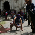 Video: Así fue el recorrido de rodillas y con espinas en la espalda que hicieron los “gateadores” en Quiché