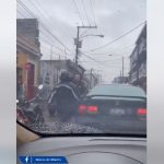 Captan el momento en que dos conductores se van a los golpes en pleno tránsito y bajo la lluvia