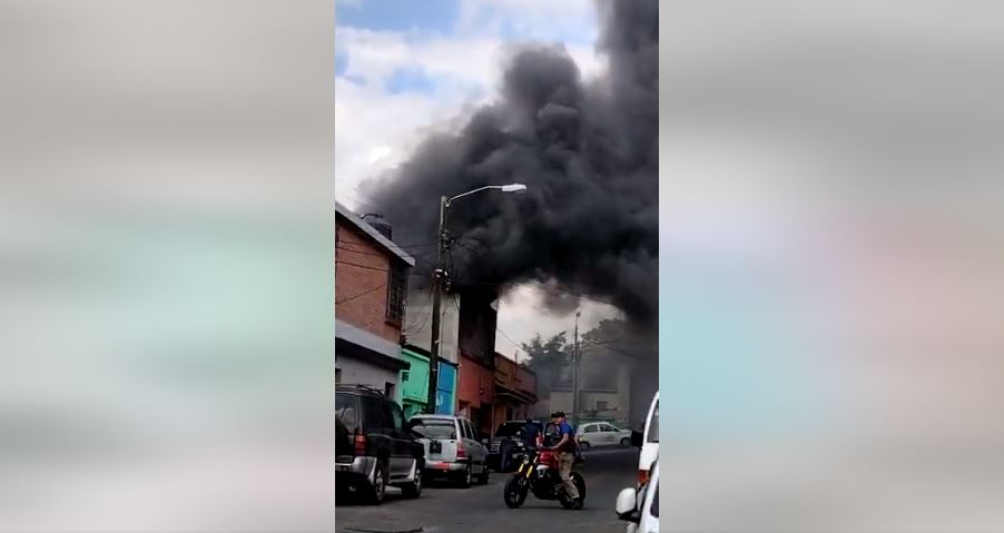 Video: Taller de mecánica y una recicladora se incendian en la zona 8 de la capital