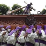 Jesús del Consuelo recorre las calles del Centro Histórico y fieles católicos acompañan con devoción el cortejo procesional