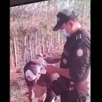Video: graban a agente de la PNC cuando recibe dinero para dejar pasar a migrantes cerca de la frontera El Ceibo en Petén