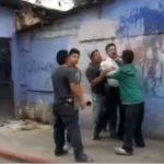 Captan el momento en que un agente es agredido por sujetos que se opusieron a ser registrados