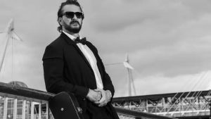 Así reaccionó Arjona cuando una fanática en Guadalajara se acercó a pedirle un autógrafo