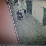 Cámaras captan el momento en que sujetos asaltan a una mujer en la zona 7 capitalina mientras vecinos eran entrevistados