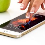 Limpieza de celulares: Por qué no se debe exponer la pantalla de los smartphones al alcohol o papel higiénico