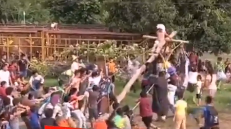VIDEO | Actor que interpreta a Jesús cae de lo alto de la cruz en Suchitepequez