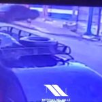 Así quedó grabada la maniobra que hizo un automóvil y luego chocó contra una vivienda