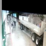 Graban cuando dos motoristas se accidentan al usar un carril por automotor estacionado
