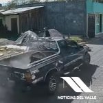 Video: Picop a excesiva velocidad pierde el control, choca contra vivienda y estuvo a punto de arrollar a tres personas